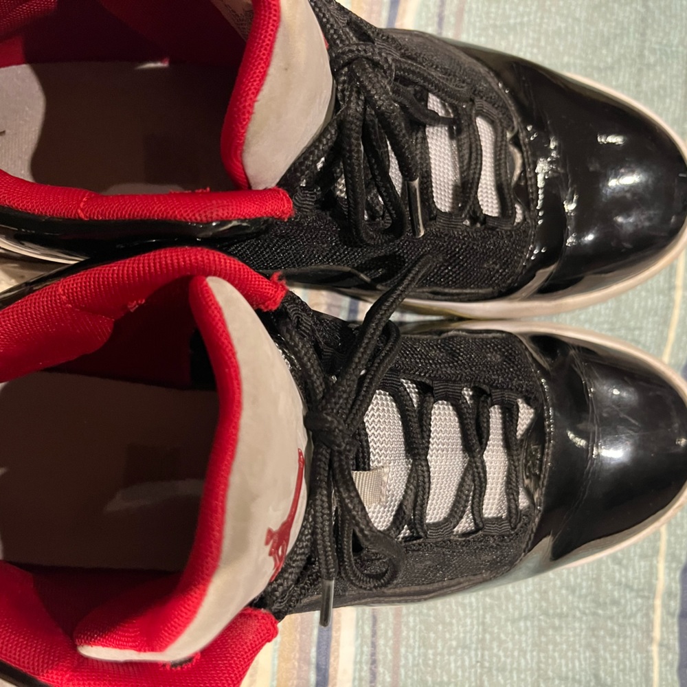 Selling a pair of Jordans men.Crease in the front.Haven’t been wore in a year.